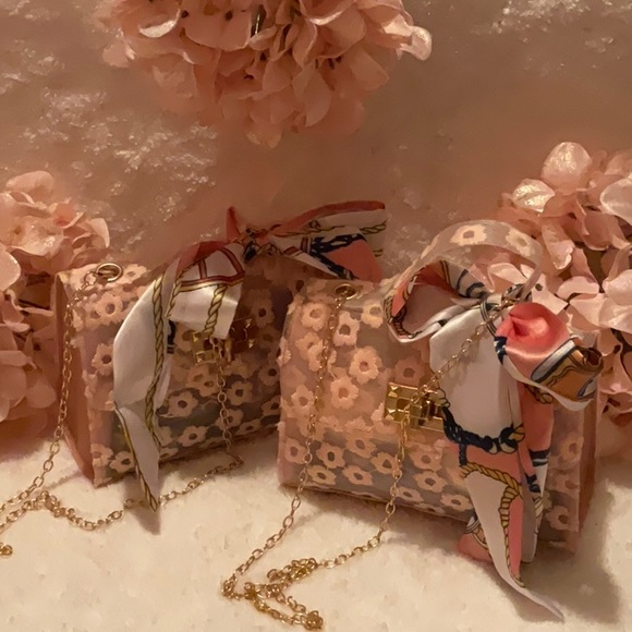 Waterproof small shoulder/arm bag with accessories - Picture 13 of 16